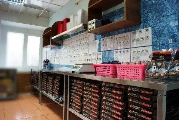 Здесь мы упаковываем заказы Здесь мы упаковываем заказы